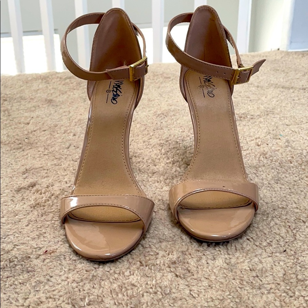 Nude target pumps 👠